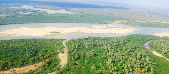 Flug über dem Rufiji-Fluss im Selous Game Reserve in Tansania