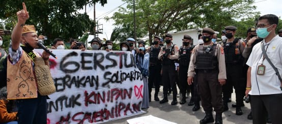 Solidarität mit Kinipan - Save Kinipan (© Save Our Borneo) Protest der Bürger von Kinipan auf Borneo vor dem Gericht in Palangkaraya 2022
