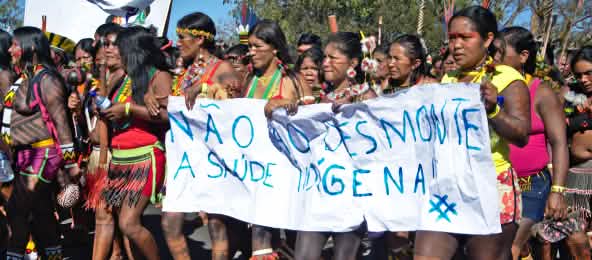 © Apib Comunicação - CC BY-SA 2.0 Indigene Frauen in Brasilien protestieren mit einem Banner gegen die Abholzung ihrer Regenwald- und Schutzgebiete