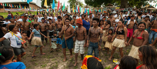 Indigene Mundurukú kämpfen gegen einen Staudamm am Tapajós