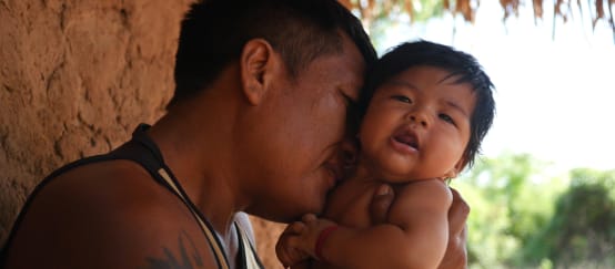 © Frederik Subei Portraitfoto von einem indigenen Mann und einem Baby