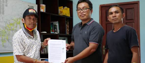 Effendi Buhing ist entschlossen, mit Hilfe der Petition den Kinipan-Wald zu retten (© Save Our Borneo) Effendi Buhing aus Kinipan und Safrudin Mahendra von Save Our Borneo