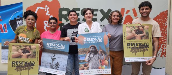 Aktion zum Start der Kampagne "Resex Tauá-Mirim jetzt!" am 26. April 2025 (© Raimundo Leite) Sechs Personen halten Plakate mit verschiedenen Motiven und der Aufschrift "Resex Tauá-Mirim jetzt!" hoch.