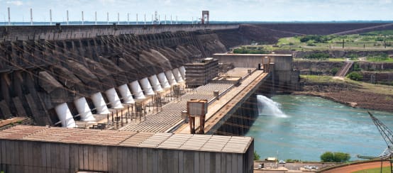 Wasserkraftwerk Itaipú im Paraná-Fluss an der Grenze von Brasilien und Paraguay (© flickr/deniwlp84 (CC BY 2.0)) Staudamm