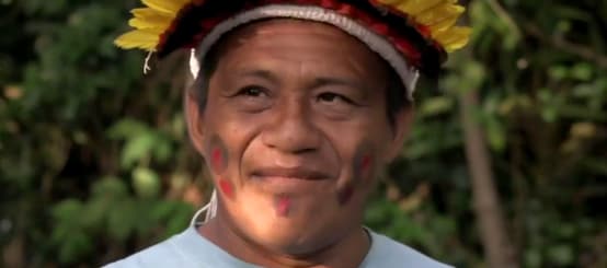 © Andrew Johnson Porträtfoto des indigenen Sarapo Kaapor mit Federschmuck