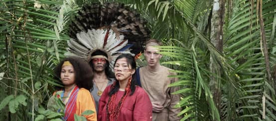 Szene aus dem Theaterstück: Antigone im Amazonas (© NTGent) Schauspieler aus dem Theaterstück Antigone im Amazonas stehen im Regenwald