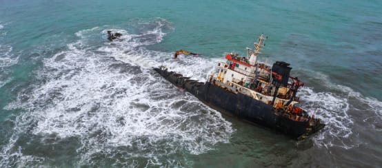 Das Wrack der MT AASHI ist immer noch nicht geborgen. Bitumen verklebt immer noch die Küsten (© WALHI Sumatra Utara) gekentertes Schiff MT AASHI