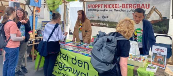 Dem Regenwald eine Stimme geben (© Rettet den Regenwald e.V.) Marianne und Bob am RdR Infostand
