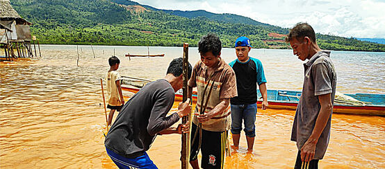 Abwässer und Abraum der Nickelindustrie verseuchen das Meer vor Sulawesi (© Jatam Sulteng) Verschmutzung des Meeres durch die Nickelschmelze