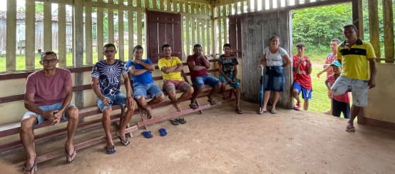 Von Landraub und Gewalt der Palmölindustrie betroffene Einwohnerinnen und Einwohner des Dorfes Vila Gonçalves (© Karina Iliescu / Global Witness) Versammlung in Vila Goncalves