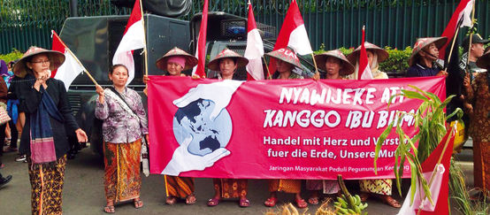 Die indigenen Samin auf Java hängen vom Kendeng-Karst ab und wollen keine Zementfabrik (© JMPPK) Demo vor der deutschen Botschaft