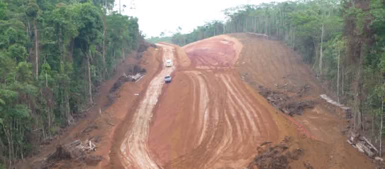 Für den Riesenstaudamm Belo Monte wird tonnenweise Erde bewegt (Foto: V. Glass)