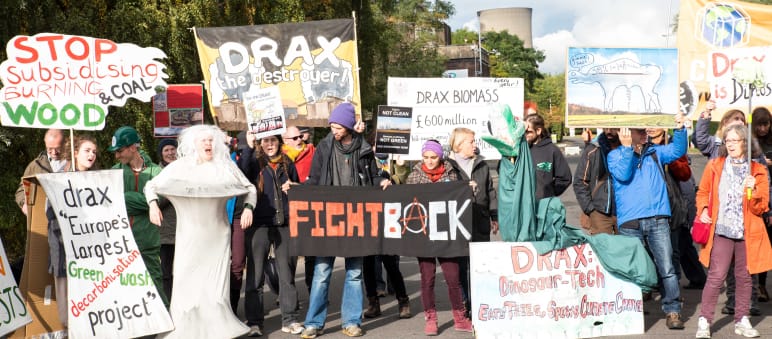 Demo vor dem Drax-Konzern in North Yorkshire gegen die Verbrennung von Holz im größten Biomassekraftwerk der Welt Demonstration gegen Biomassekraftwerk