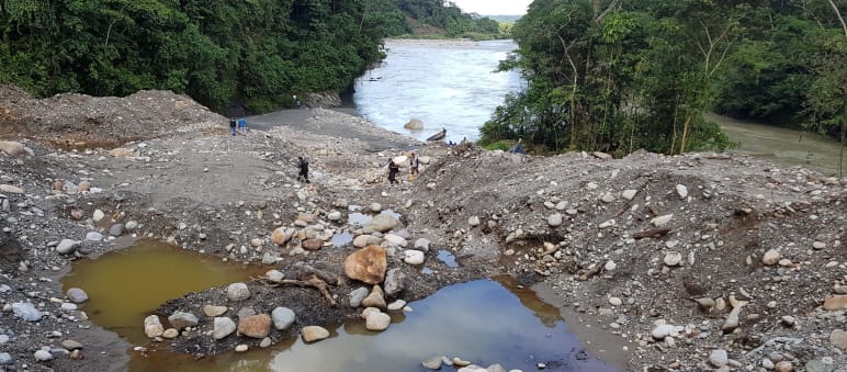 Durchwühlte Sedimente und verseuchte Teiche an einem Flussufer im Regenwald
