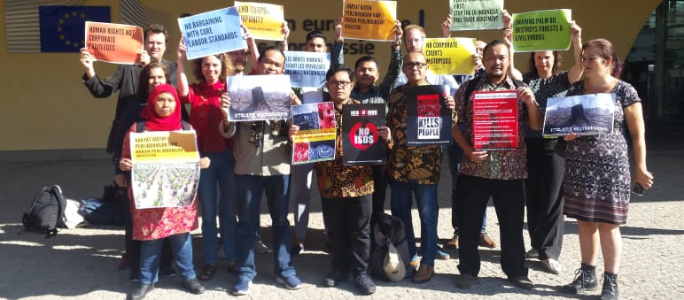 Rettet den Regenwald, Indonesia for Global Justice, Arbeiterverbände und NGOs fordern in Brüssel: Kein Freihandel mit Palmöl! Übergabe der Petition gegen CEPA an die EU-Kommission