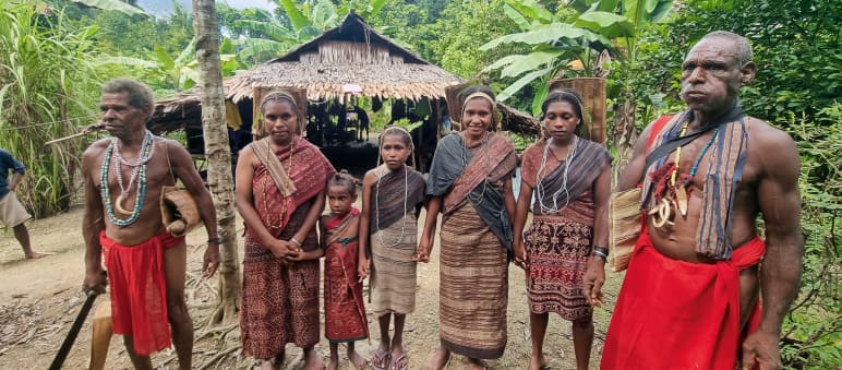 Stolz tragen die Moi Kelim ihre selbst gewebten Stoffe, die sie Kain Timor nennen. Sie sind ihr höchstes Gut Indigene in selbst gewebten Stoffen