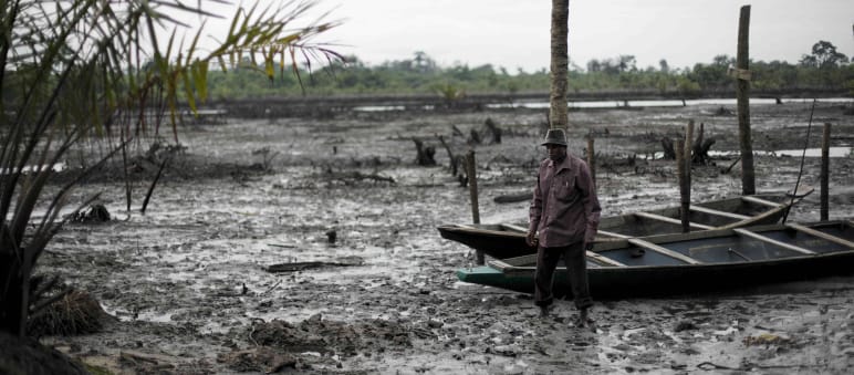 Öl zerstört die Lebensgrundlage der Menschen Öl-Verschmutzung im Nigerdelta