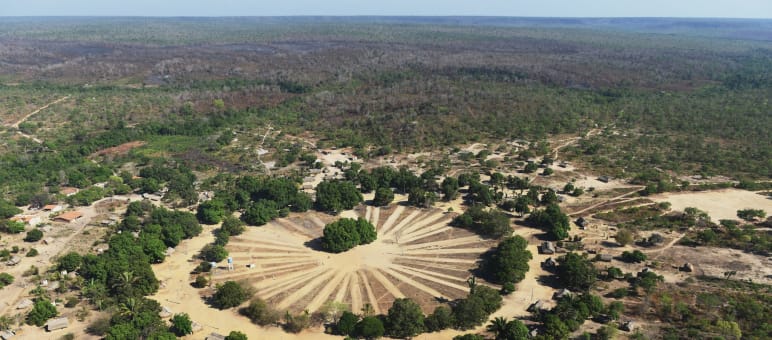 Luftaufnahme einer kreisförmigen Indigenensiedlung im Cerrado von Maranhão