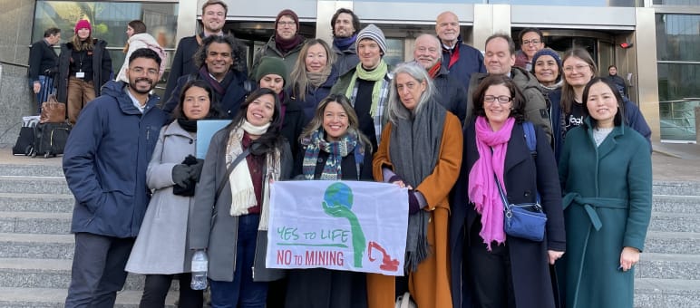 Die Gruppe der Umweltschützer:innen mit Banner auf der Treppe vor dem Europaparlament