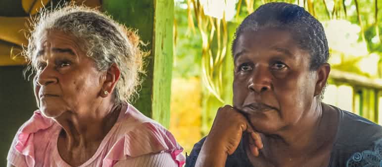 Dica und Natividade Akroá Gamella leben im Amazonasregenwald von Maranhão, Brasilien Zwei Frauen der Akroá Gamella