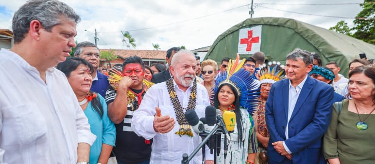 Präsident Lula (Mitte) und Ministerin Guajajara (rechts daneben) besuchen die Yanomami in einem Camp Lula da Silva und Sonia Guajajara