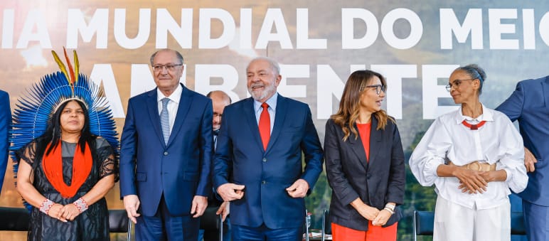 Präsident Lula da Silva zusammen mit Ministerinnen und Ministern vor einem Plakat zum Weltumwelttag