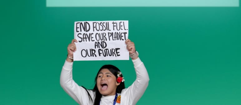 Protest während COP 28: End fossil fuel. Save our planet and our future Protest während COP 28: End fossil fuel. Save our planet and our future