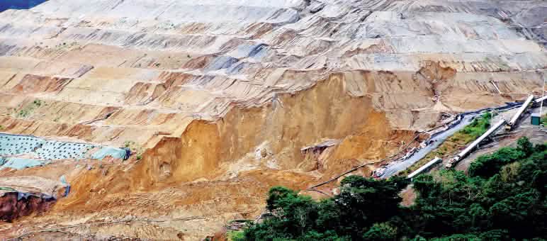Goldabbau zerstört die Umwelt. Die Bellavista-Mine im Regenwald von Costa Rica musste nach schweren Bergrutschen stillgelegt werden Bellavista-Goldmine in Costa Rica