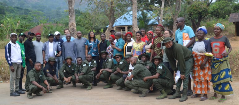 Dorfbewohner, Umweltschützer und Eco-Guards diskutieren über Gefahren des Schutzgebiets Afi Mountain Dorfbewohner, Umweltschützer und Eco-Guards diskutieren über Gefahren des Schutzgebiets Afi Mountain, Nigeria
