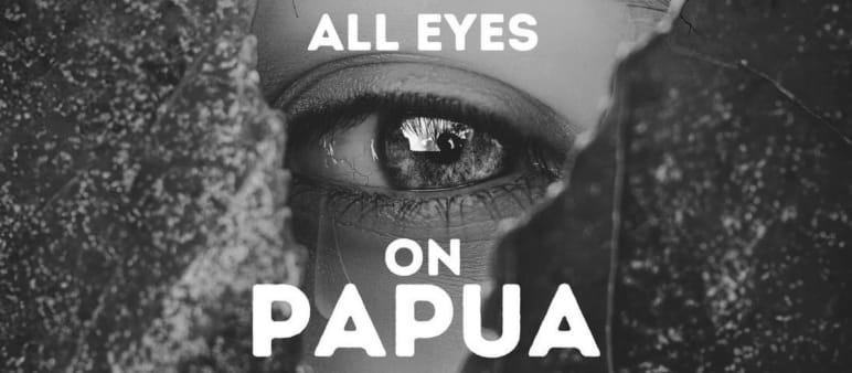schwarz-weiß Bild eines Auges mit Schrift All Eyes on Papua