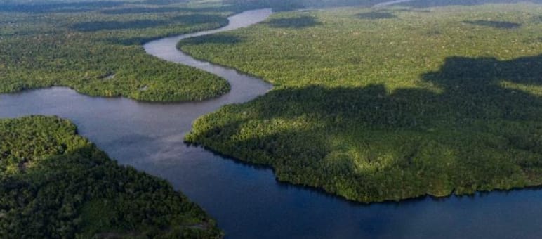Bewaldete Inseln mit Wasser dazwischen, Indonesien