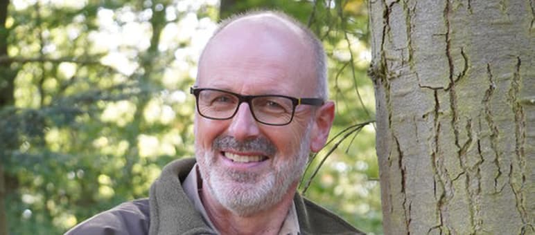 Für den Förster und Bestseller-Autor Peter Wohlleben ist naturbelassener Wald lokaler und aktiver Klimaschutz Portrait Peter Wohlleben