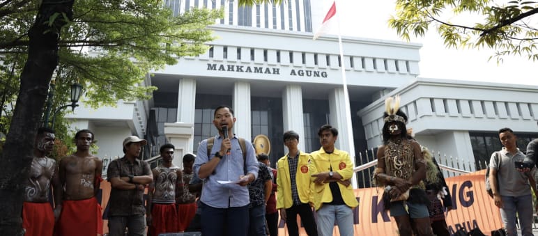 Menschen protestieren vor dem Obersten Gerichtshof, Jakarta
