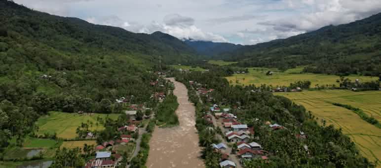 Ein Fluss durchquert den Ort Beutong