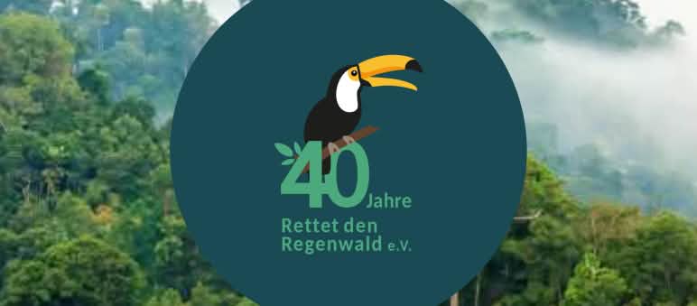 $0 Jahre Rettet den Regenwald: Vereinslogo vor Regenwald-Hintergrund