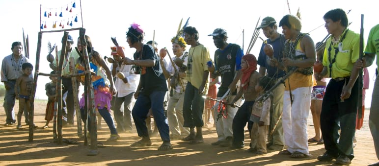Guarani führen traditionellen Tanz auf, Brasilien. © Fiona Watson/Survival