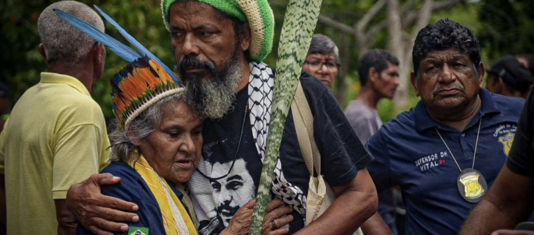 Joelson von der RdR-Partnerorganisation Teia dos Povos umarmt Maria Muniz Tupinambá, die Schwester der erschossenen indigenen Führerin Maria de Fátima Muniz Pataxó („Nega“)