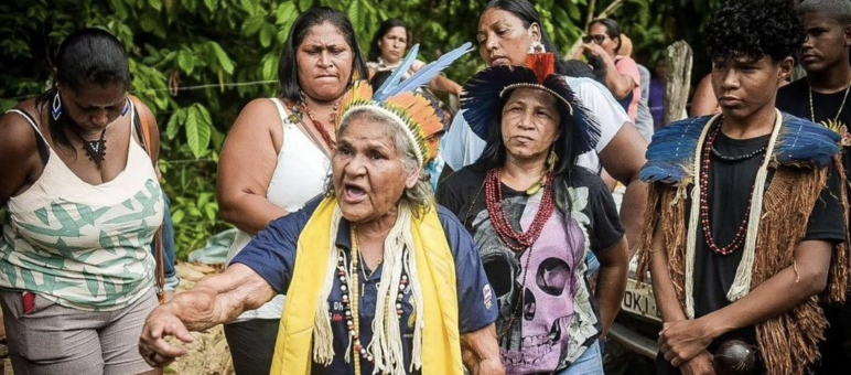 Maria Muniz Tupinambá, die Schwester der erschossenen indigenen Führerin Maria de Fátima Muniz Pataxó („Nega“) auf der Trauerfeier