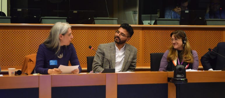 Guadalupe Rodriguez und zwei weitere Personen im Konferenzsaal des EU-Parlaments