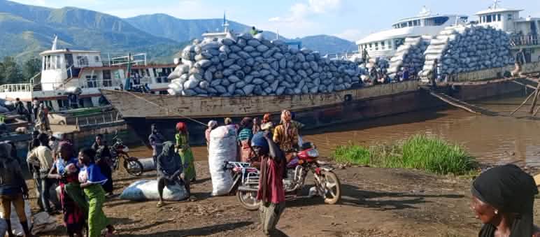 Schiffe im Hafen in Kasheke / Kalehe am Kivu-See für den Transport von illegaler Holzkohle aus dem Kahuzi-Biega Nationalpark nach Goma und Bukavu
