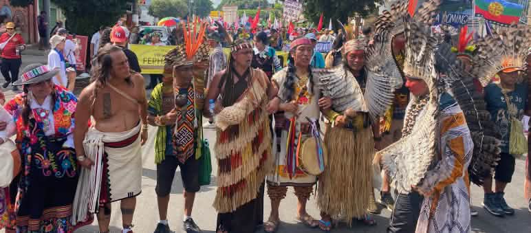 Indigene aus Brasilien protestieren auf der Strasse