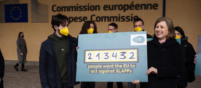 EU-Kommissarin Věra Jourová (rechts) nimmt die Petition entgegen EU-Kommissarin Věra Jourová (rechts) nimmt die Petition entgegen