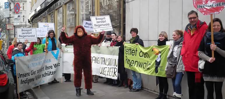 Demo gegen Palmöllobby vor dem Kempinski Hotel in Berlin Protest in Berlin