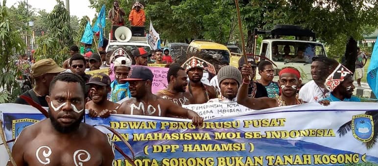 Papua ist kein Niemandsland - Demo zum Welttag der Indigenen Demo Papua