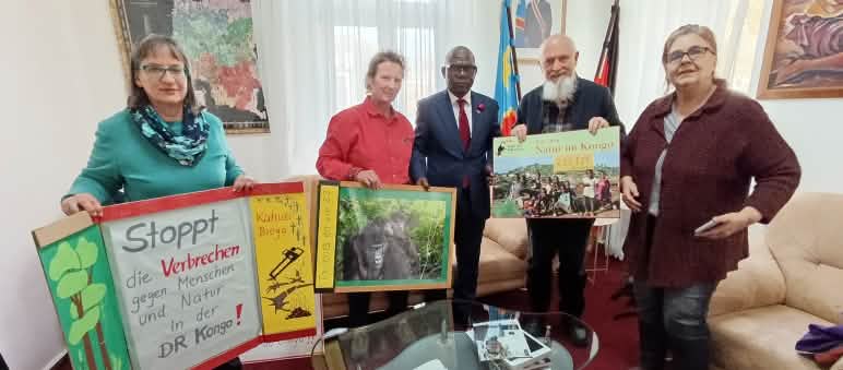 Aktivisten von MitAfrika und Rettet den Regenwald im Gespräch mit Dieudonné Lukanda von der Botschaft der DRK Wir übergeben 225.129 Unterschriften bei der kongolesischen Botschaft