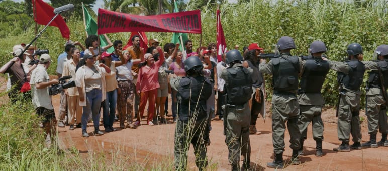 Dreharbeiten auf einer Landstrasse im Amazonas. Indigene und Landlose stehen bewaffneter Militärpolizei gegenüber.
