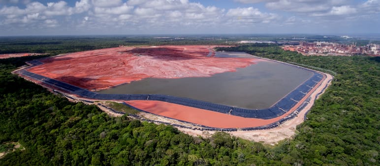 Luftaufnahmen der toxischen Rotschlamm-Deponien von Hydro Alunorte im Amazonasregenwald