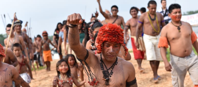 Protest der Mundurukú am Tapajos Indigene Mundurukú demonstrieren gegen einen Staudamm am Fluss Tapajos