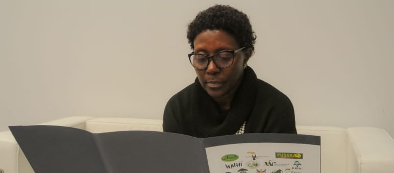 Die Exekutivsekretärin der Biodiversitäts-Konvention Elizabeth Maruma Mrema liest die Petition von Rettet den Regenwald e.V. Elizabeth Maruma Mrema liest Petition 1263