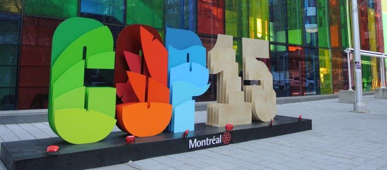 Schriftzug COP15 vor dem Kongress-Zentrum in Montréal